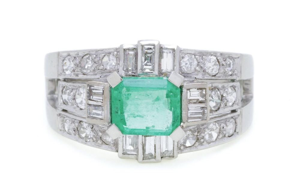 Platinring, besetzt mit einem achteckigen Smaragd, umgeben von Diamanten im Baguette- und 8/8-Schliff
